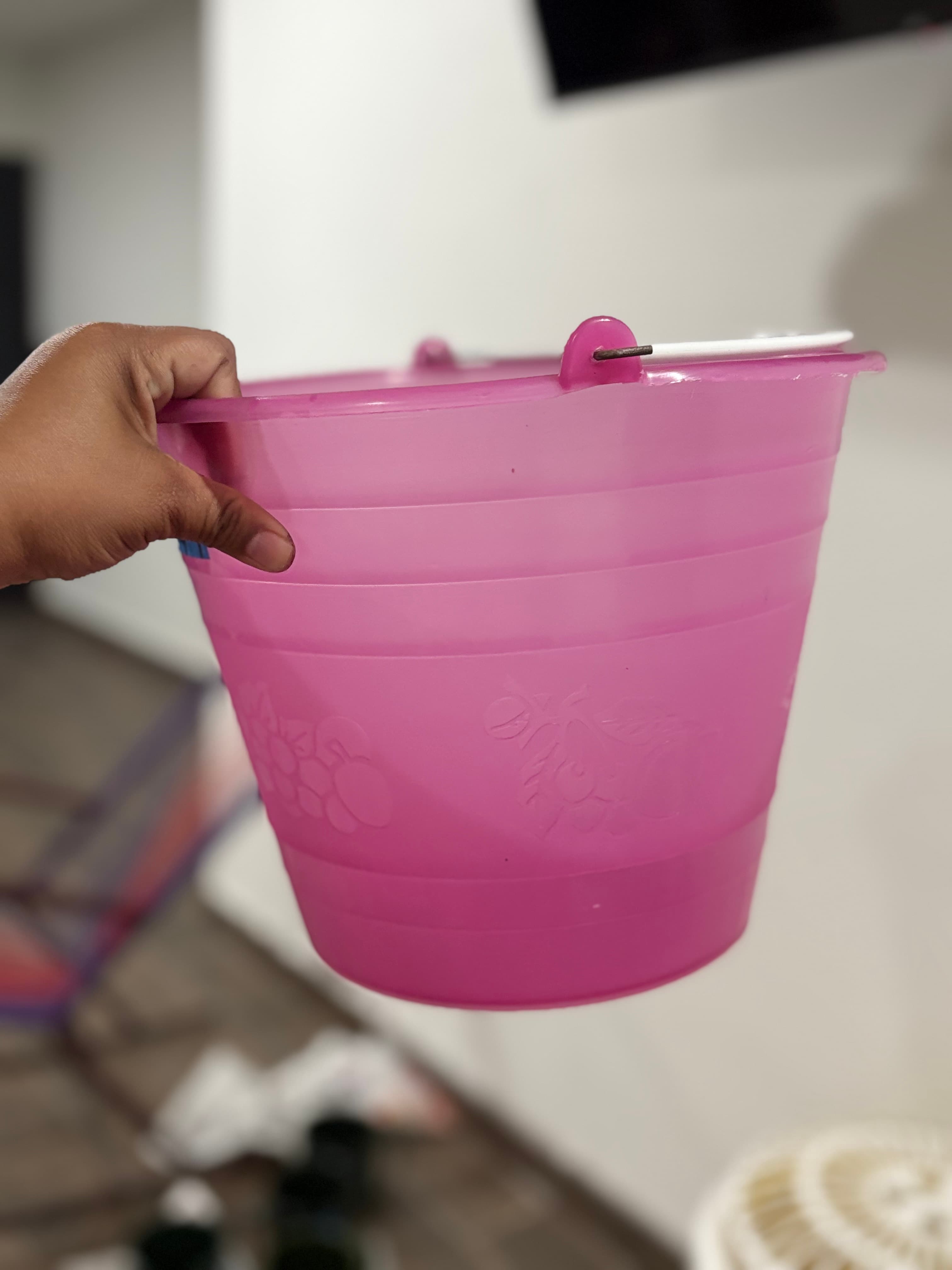 Cubeta de plástico con asa